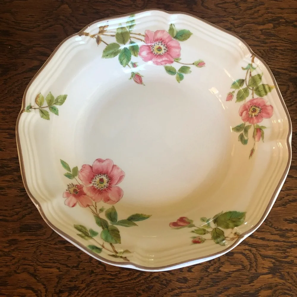 Estate. Mikasa Heritage Pink and White Dinnerware Floral Design - Picture 6 of 14